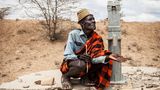 Der Turkana-Hirte Lokusi Lokaskou Ngiro (70) an einer kaputten Wasserstelle. Tief in der Erde ist noch Wasser, aber was nutzt es, wenn die Pumpe nicht funktioniert?