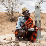 Der Turkana-Hirte Lokusi Lokaskou Ngiro (70) an einer kaputten Wasserstelle. Tief in der Erde ist noch Wasser, aber was nutzt es, wenn die Pumpe nicht funktioniert?