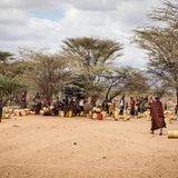 Große Versammlung an einem der wenigen Bohrlöcher mit Tank nahe Lokichar / Turkana: Die Frau rechts zieht ihren Kanister an Drähten hinter sich her, eine Erfindung der Region. Doch das funktioniert nur auf ebenen Flächen.