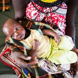 Einen ganzen Tag lang lief Selina Lokwawi (19) mit ihrem Baby Ekalare aus ihrem Dorf ins Hospital von Lokichar: Das Baby hatte eine Lungenentzündung und war dehydriert, weil Selina es nicht stillen konnte. Die Behandlung im staatlichen Krankenhaus ist kostenlos, aber es gibt kaum Medikamente und kein Essen.