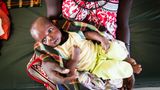 Einen ganzen Tag lang lief Selina Lokwawi (19) mit ihrem Baby Ekalare aus ihrem Dorf ins Hospital von Lokichar: Das Baby hatte eine Lungenentzündung und war dehydriert, weil Selina es nicht stillen konnte. Die Behandlung im staatlichen Krankenhaus ist kostenlos, aber es gibt kaum Medikamente und kein Essen.