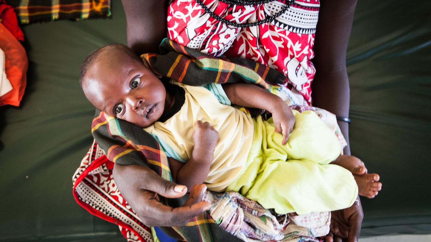 Dürre in Afrika: Einen ganzen Tag lang lief Selina Lokwawi (19) mit ihrem Baby Ekalare aus ihrem Dorf ins Hospital von Lokichar: Das Baby hatte eine Lungenentzündung und war dehydriert, weil Selina es nicht stillen konnte. Die Behandlung im staatlichen Krankenhaus ist kostenlos, aber es gibt kaum Medikamente und kein Essen. Einen ganzen Tag lang lief Selina Lokwawi (19) mit ihrem Baby Ekalare aus ihrem Dorf ins Hospital von Lokichar: Das Baby hatte eine Lungenentzündung und war dehydriert, weil Selina es nicht stillen konnte. Die Behandlung im staatlichen Krankenhaus ist kostenlos, aber es gibt kaum Medikamente und kein Essen.