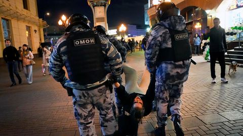 Polizisten halten einen Mann während einer Demonstration gegen die Teilmobilmachung fest.
