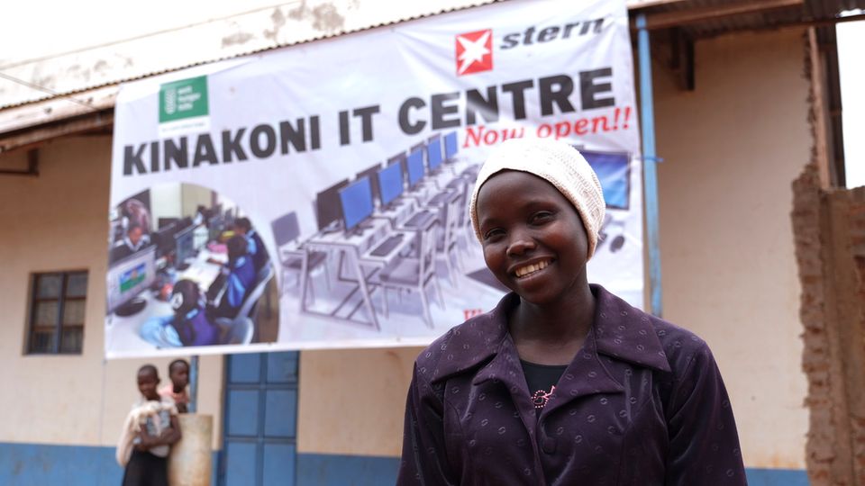 Virginia Mulwa vor dem IT-Zentrum von Kinakoni – sie bringt hier Kindern und Erwachsenen die Grundzüge von Computern und Internet näher