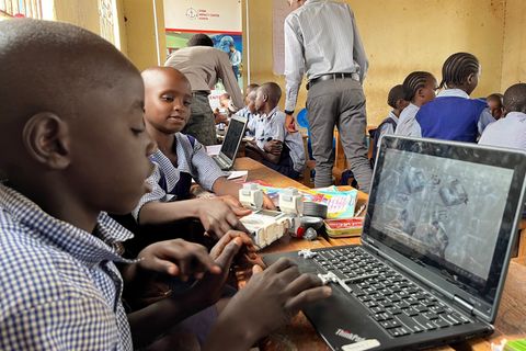 Sich eine neue Welt erschließen: Kinder aus Kinakoni erlernen mit Lego-Modellen den einfachen Umgang mit Computern und Robotern