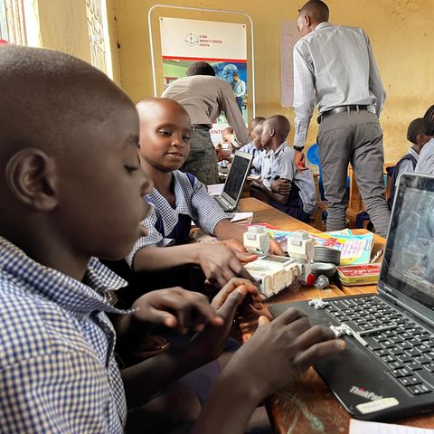 Sich eine neue Welt erschließen: Kinder aus Kinakoni erlernen mit Lego-Modellen den einfachen Umgang mit Computern und Robotern