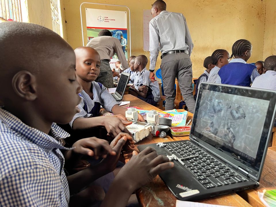 Sich eine neue Welt erschließen: Kinder aus Kinakoni erlernen mit Lego-Modellen den einfachen Umgang mit Computern und Robotern