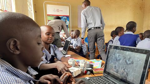 Sich eine neue Welt erschließen: Kinder aus Kinakoni erlernen mit Lego-Modellen den einfachen Umgang mit Computern und Robotern