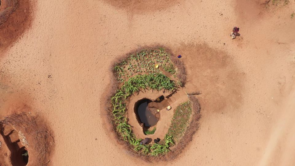 Ein Kreis Hoffnung: Inmitten des ausgetrockneten Flusses von Kinakoni wurde um ein Wasserloch ein kleines Feld angelegt – ein einfache Methode, um auch in Zeiten der Dürre Erträge zu erwirtschaften