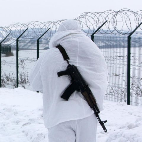 Ukraine-Krieg: Soldaten patrouillieren im Winter an der Grenze zu Russland