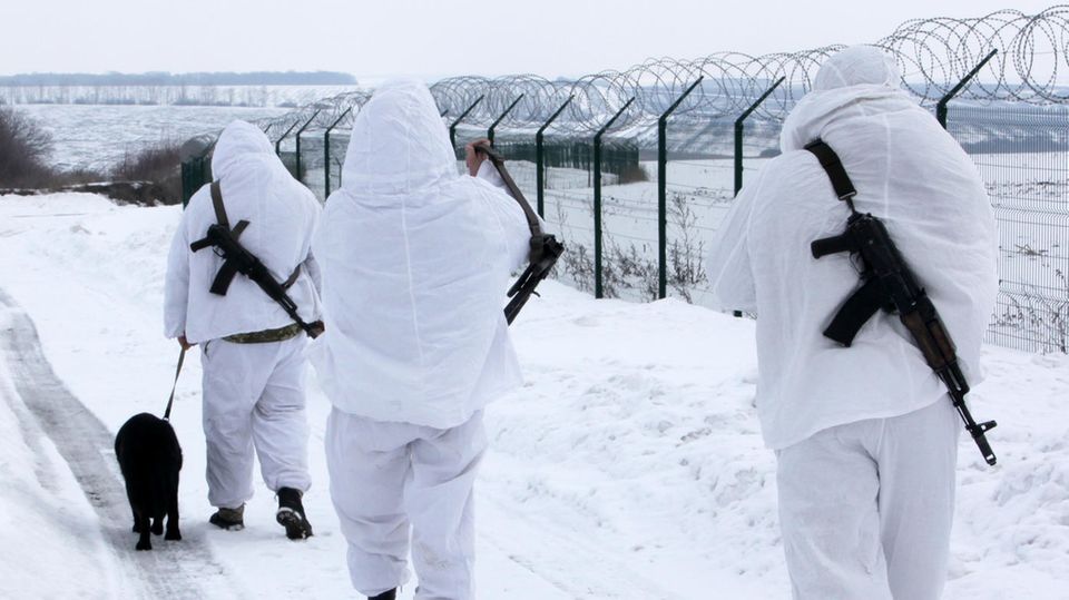 Ukraine-Krieg: Soldaten patrouillieren im Winter an der Grenze zu Russland