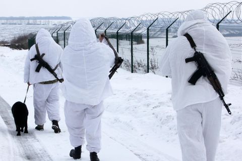 Ukraine-Krieg: Soldaten patrouillieren im Winter an der Grenze zu Russland