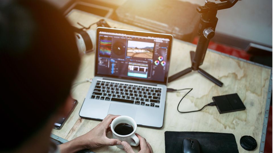 Externe Festplatte MacBook: Eine externe Festplatte ist per Kabel mit dem MacBook verbunden