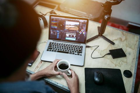 Externe Festplatte MacBook: Eine externe Festplatte ist per Kabel mit dem MacBook verbunden