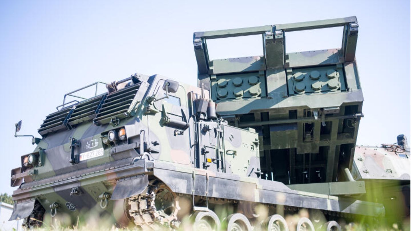 Ein Raketenwerfer MARS II steht in der Alb-Kaserne in Baden-Württemberg