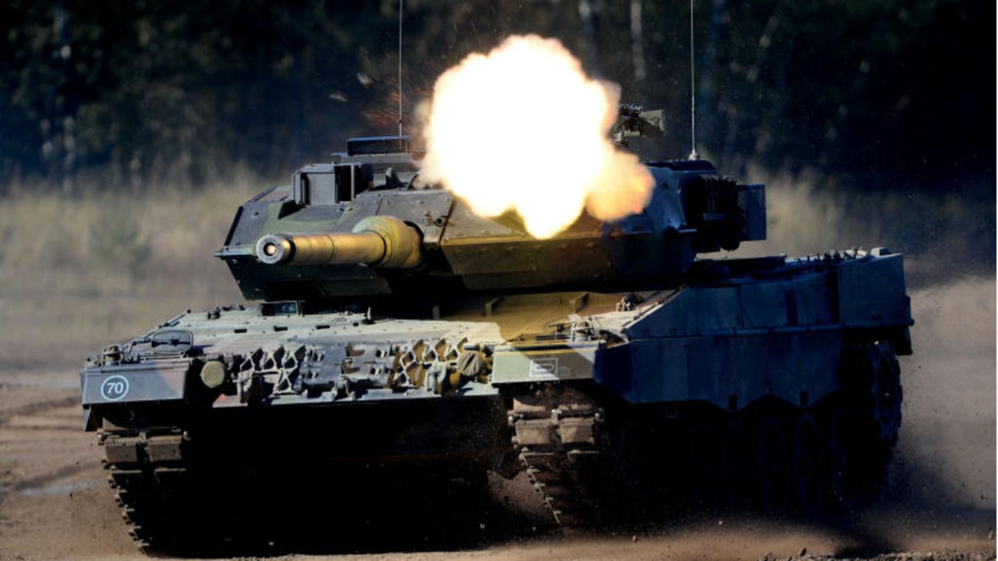 Panzer-Ringtausch über Nato-Partner Ein Kampfpanzer Leopard 2 fährt während der Bundeswehr-Übung Landoperationen schießend durch das Gelände