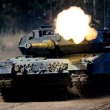 Ein Kampfpanzer Leopard 2 fährt während der Bundeswehr-Übung Landoperationen schießend durch das Gelände