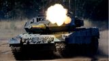 Ein Kampfpanzer Leopard 2 fährt während der Bundeswehr-Übung Landoperationen schießend durch das Gelände
