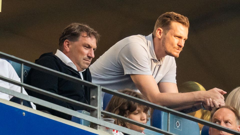 Der Ruf hat gelitten: HSV-Vorstand Thomas Wüstefeld (l.) und Vereinspräsident Marcell Jansen auf der Tribüne des Hamburger Volksparkstadions