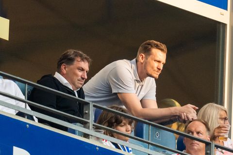 Der Ruf hat gelitten: HSV-Vorstand Thomas Wüstefeld (l.) und Vereinspräsident Marcell Jansen auf der Tribüne des Hamburger Volksparkstadions