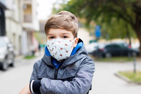 FFP2-Masken für Kinder: Grundschüler trägt FFP2 Maske mit Teddy-Bildern