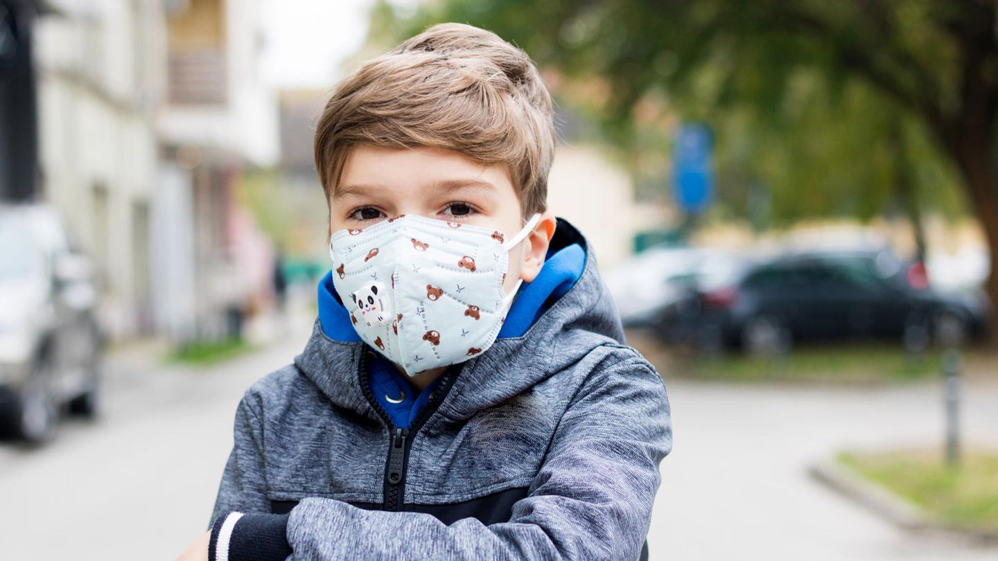 FFP2-Masken für Kinder: Grundschüler trägt FFP2 Maske mit Teddy-Bildern