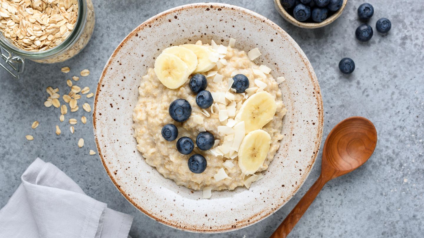Eine Schüssel Porridge mit Obst - Ökotest hat Haferflocken untersucht