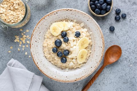 Eine Schüssel Porridge mit Obst - Ökotest hat Haferflocken untersucht