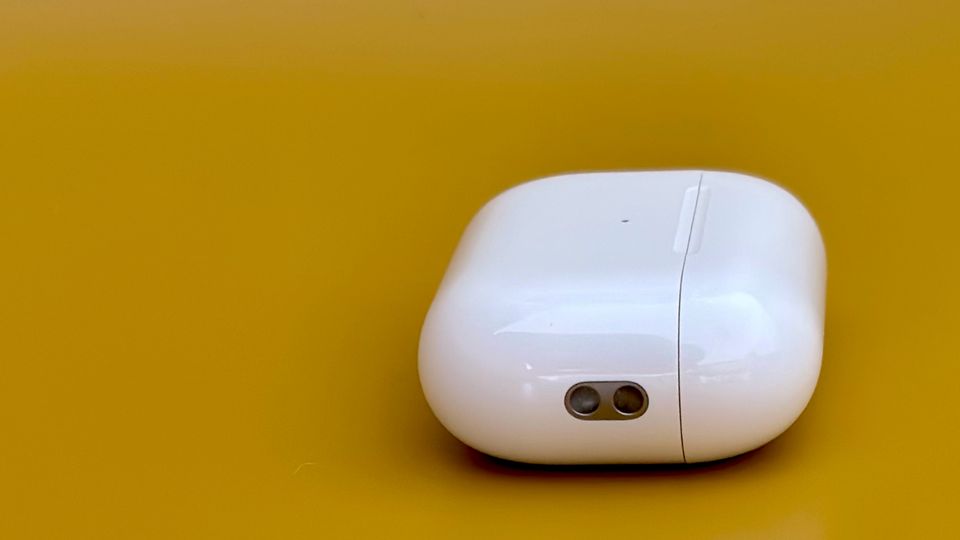 Starkes Upgrade: Der Case der Airpods Pro 2 hat eine Buchse für Tragelaschen Der Case der Airpods Pro 2 hat eine Buchse für Tragelaschen