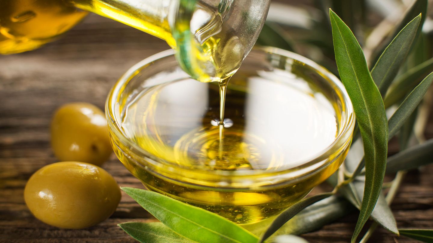 Olivenöl wird in eine Schüssel gegossen