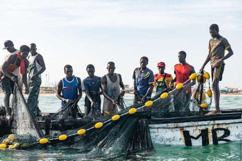Junge senegalesische Fischermänner