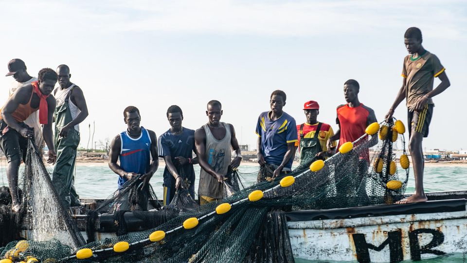 Junge senegalesische Fischermänner