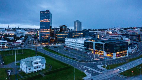 Dämmerung in Reykjavik, der Hauptstadt Islands
