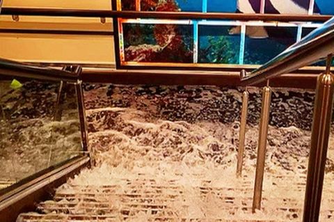 Schreck für Urlauber: Wasser strömt bei Kreuzfahrt durch die Gänge