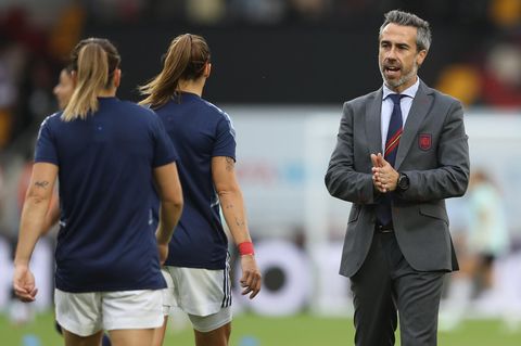 Trainer der spanischen Fußballnationalmannschaft der Frauen, Jorge Vilda, steht auf dem Spielfeld neben zwei Spielerinnen