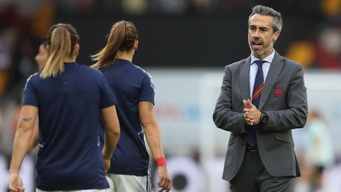 Trainer der spanischen Fußballnationalmannschaft der Frauen, Jorge Vilda, steht auf dem Spielfeld neben zwei Spielerinnen