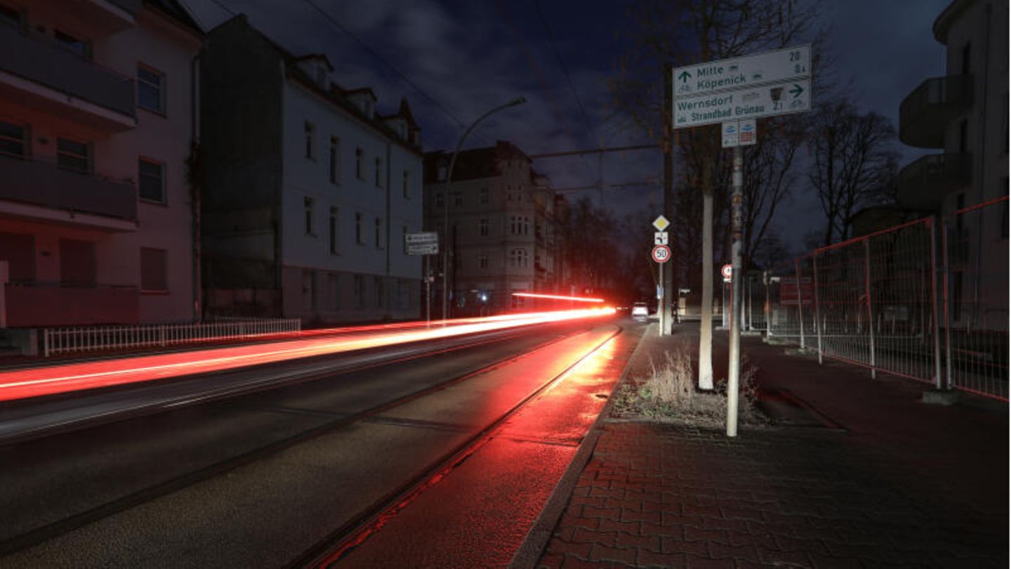 Aufgrund eines Stromausfalls ist die Straßenbeleuchtung in Berlin-Köpenick nicht im Betrieb.