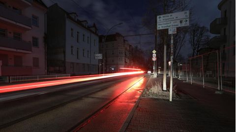 Aufgrund eines Stromausfalls ist die Straßenbeleuchtung in Berlin-Köpenick nicht im Betrieb.