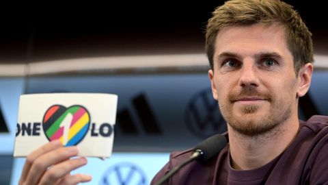 Nationalspieler Jonas Hofmann zeigt die neue Kapitänsbinde als Zeichen gegen Diskriminierung und für Vielfalt
