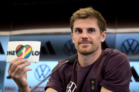 Nationalspieler Jonas Hofmann zeigt die neue Kapitänsbinde als Zeichen gegen Diskriminierung und für Vielfalt