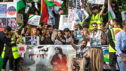 Demonstranten vor der iranischen Botschaft in London