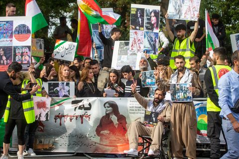 Demonstranten vor der iranischen Botschaft in London