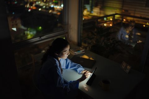 Frau ist eine Nachteule und arbeitet noch spät abends