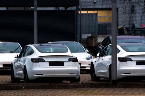Tesla-Fahrzeuge stehen auf einem Parkplatz