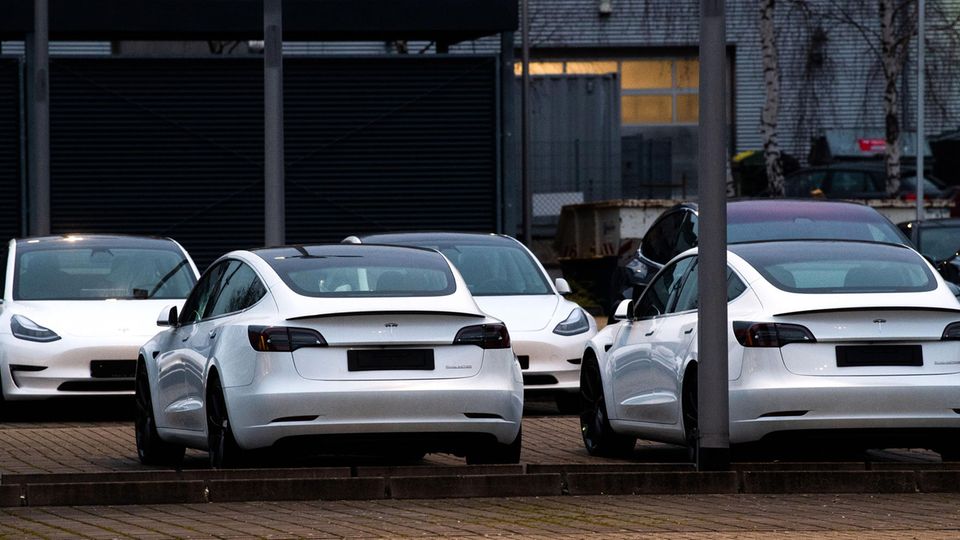 Tesla-Fahrzeuge stehen auf einem Parkplatz