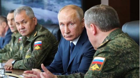 Wladimir Putin beobachtet eine Militärübung: Am 21. September läutete er in Russland die Mobilmachung ein. 