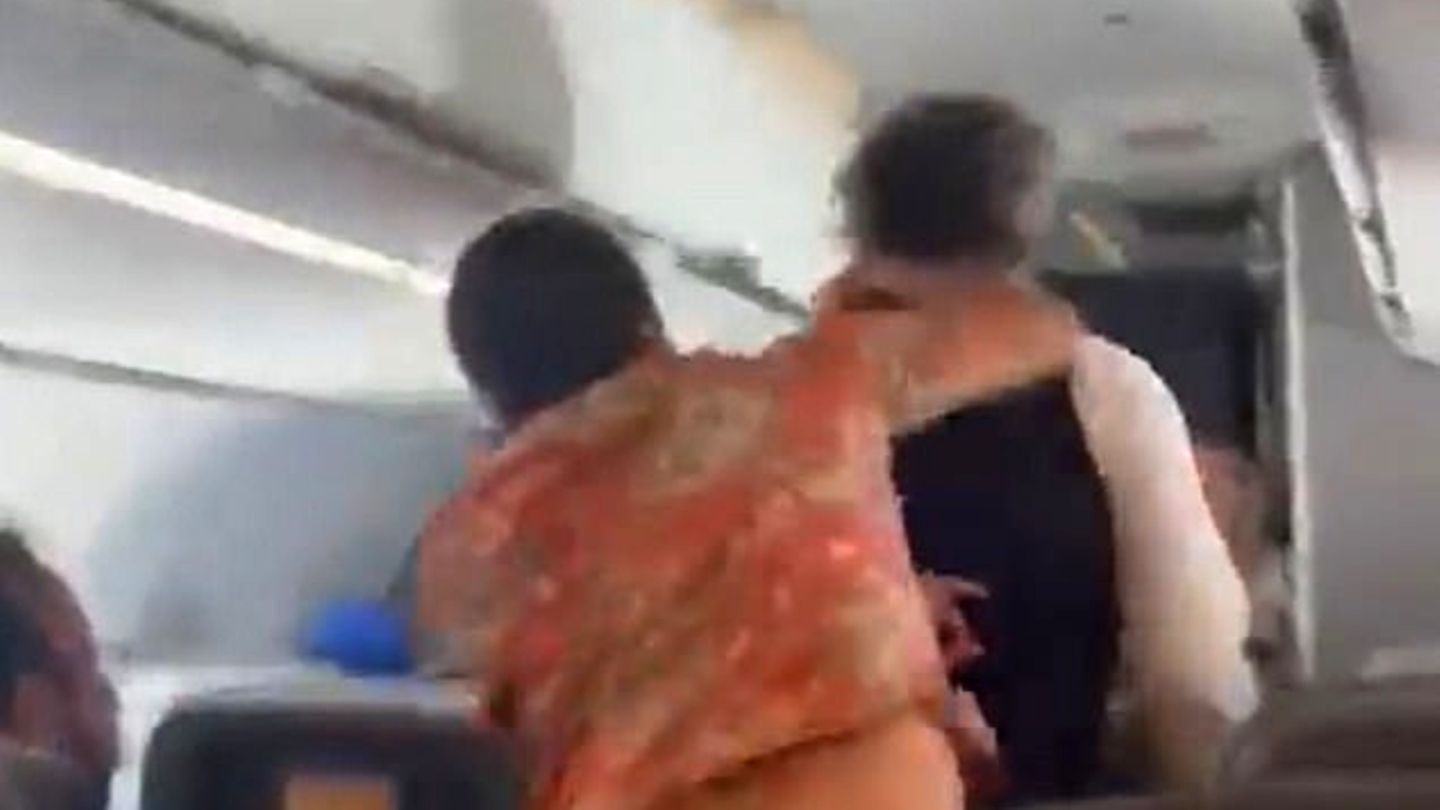 Passagier schlägt Flugbegleiter – und wird im Flugzeug gefesselt (Video)