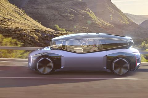 Der VW Gen.Travel fährt auf einer Straße