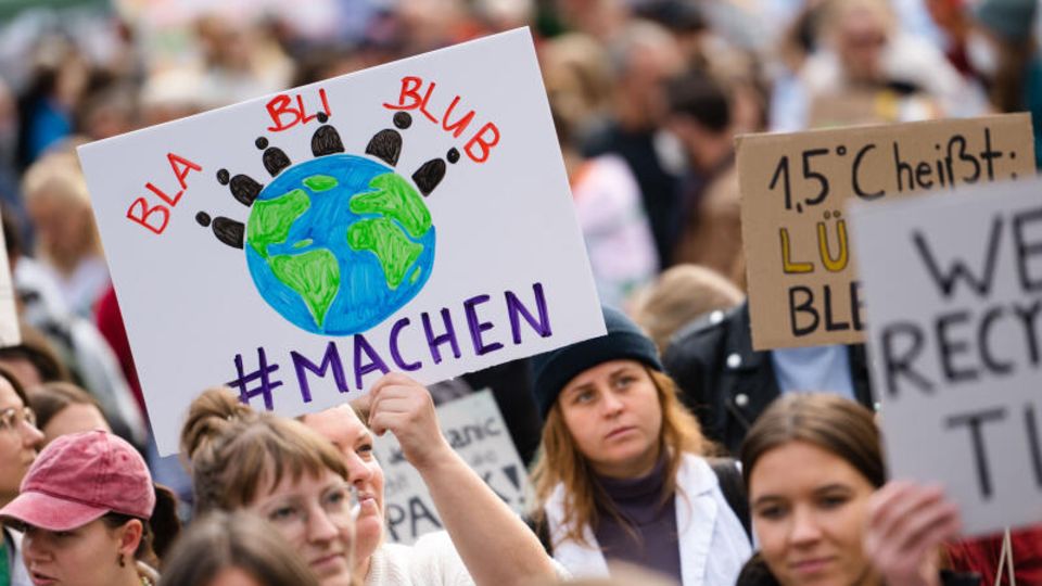 Köln: Demonstranten mit Plakaten ziehen beim Klimastreik durch die Stadt