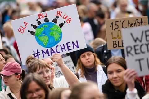 Köln: Demonstranten mit Plakaten ziehen beim Klimastreik durch die Stadt